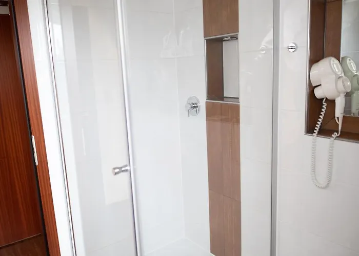 Vier Jahreszeiten מלון